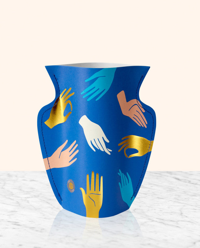 vaso de papel com padrões de mãos e feito de papel à prova de água e cozido à mão