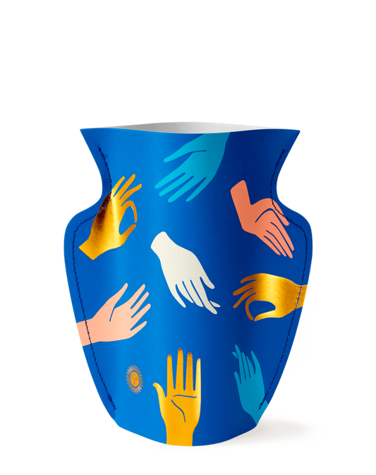 vaso de papel com padrões de mãos e feito de papel à prova de água e cozido à mão