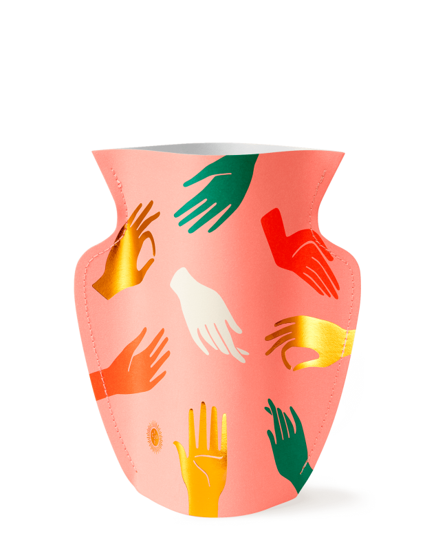 vaso de papel com padrões de mãos rosa