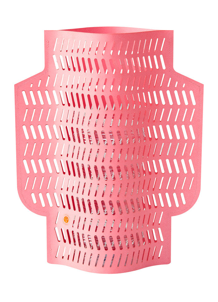 vaso de papel rosa perfurado