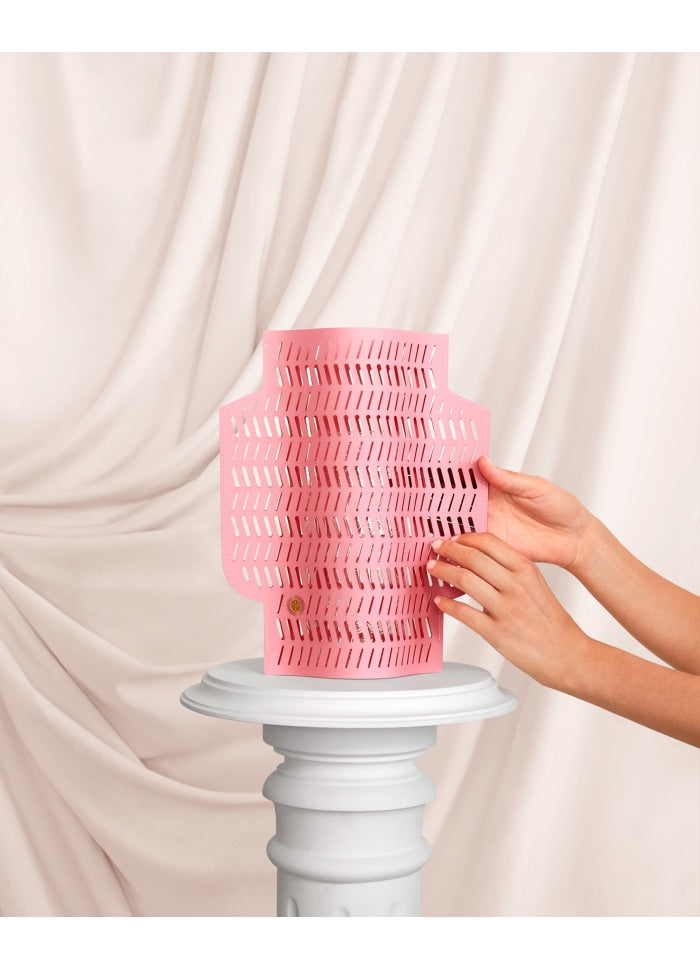 vaso de papel rosa perfurado
