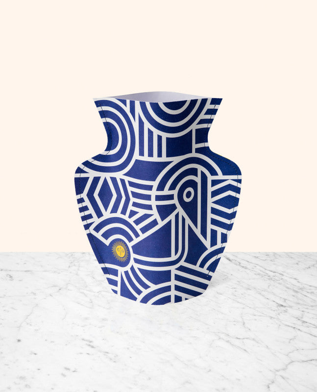 vaso de papel da marca Octaevo com padrão geométrico azul