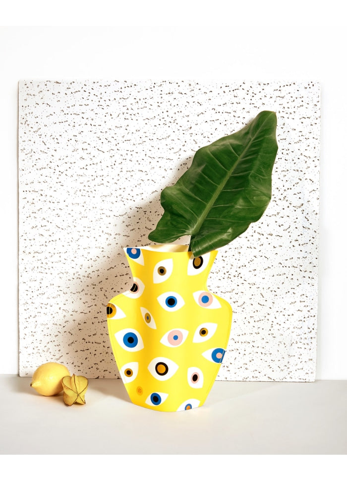vaso de papel da marca Octaevo com padrão geométrico amarelo