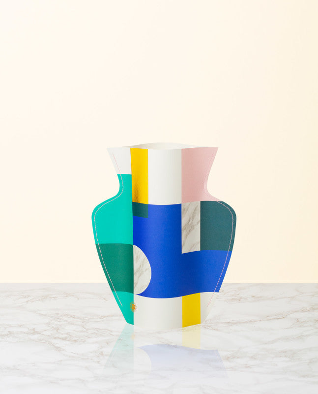 vaso de papel de marca Octaevo com padrão geométrico