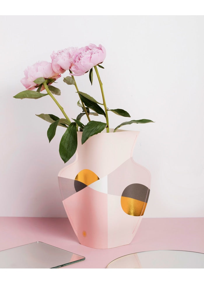 vaso de papel da marca Octaevo com padrão geométrico rosa