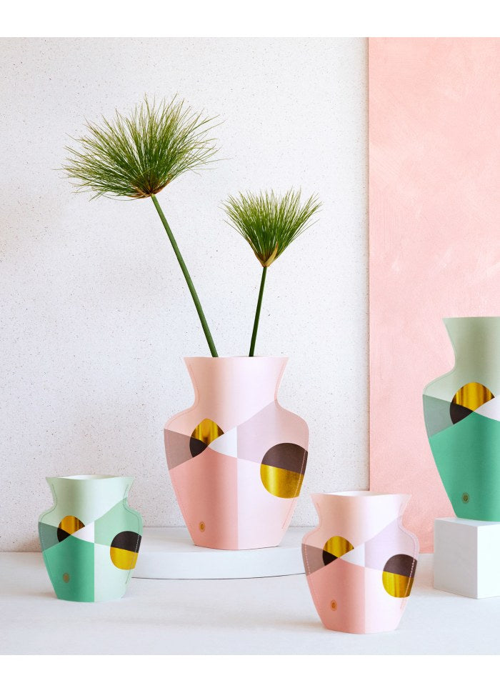 vaso de papel da marca Octaevo com padrão geométrico rosa