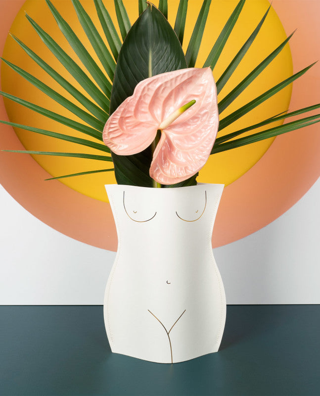 vaso de papel da marca Octaevo com imagem de corpo feminino