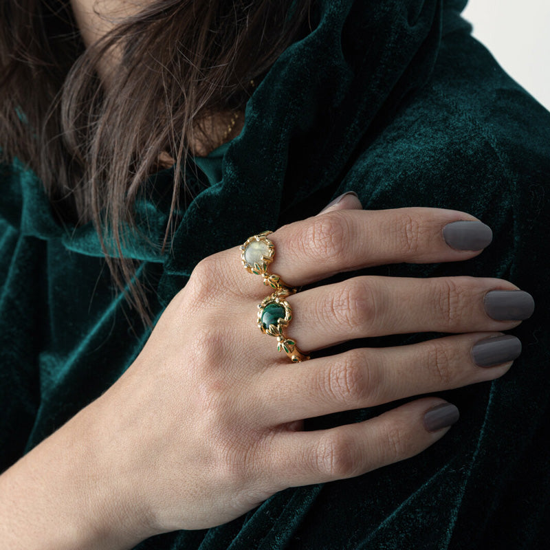 anel Carolina Curado com folhas verde e pedra esmeralda e cinza