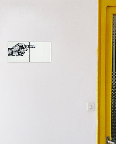 azulejo decorativo e com auto adesivo com imagem do símbolo do dedo Indicador da marca Bussoga