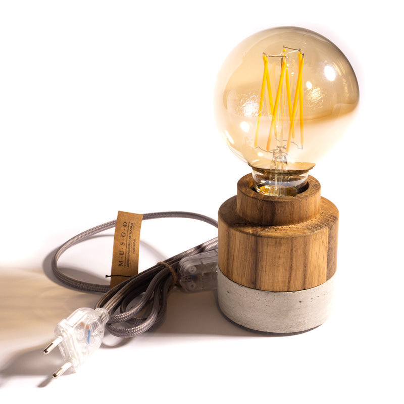 candeeiro da marca MUSGO artesanal de cimento e madeira com lâmpada LED