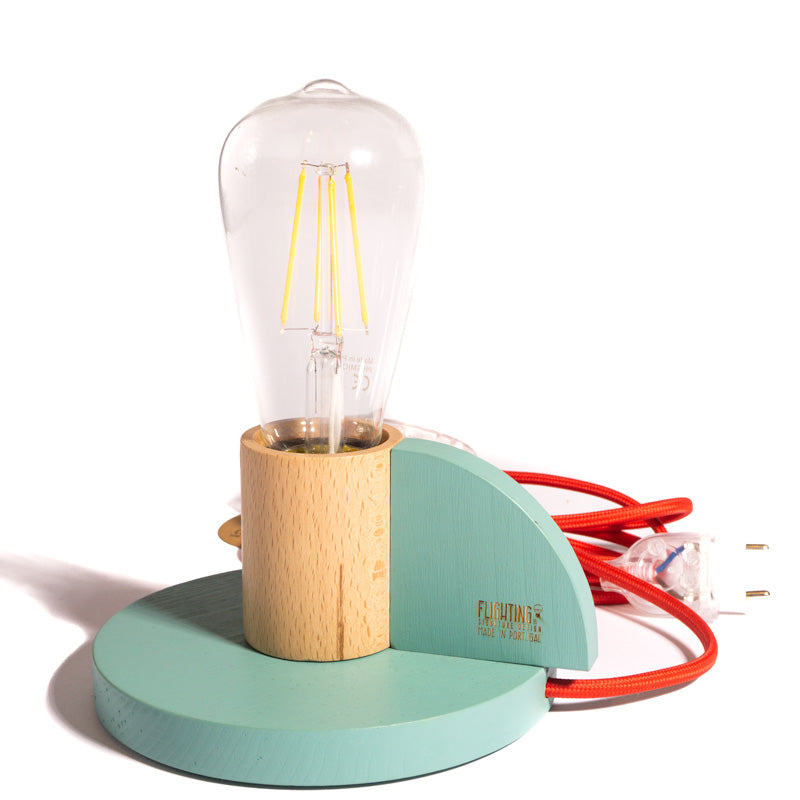 candeeiro de madeira em forma de castiçal com lâmpada LED