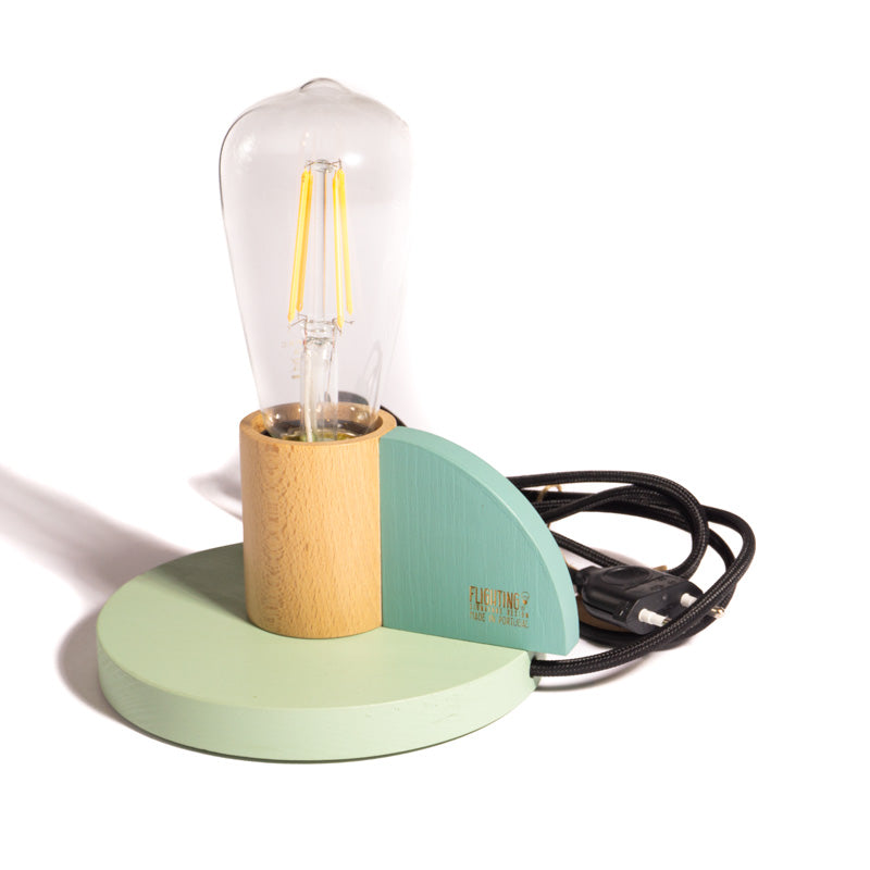 candeeiro de madeira em forma de castiçal com lâmpada LED