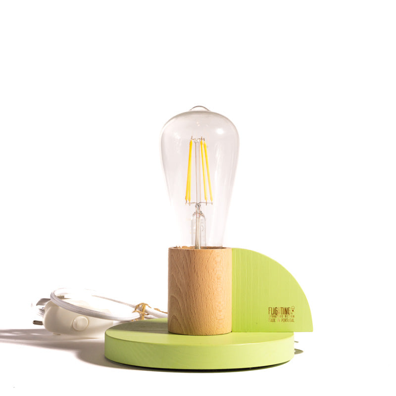 candeeiro artesanal de madeira em forma de castiçal com lâmpada LED