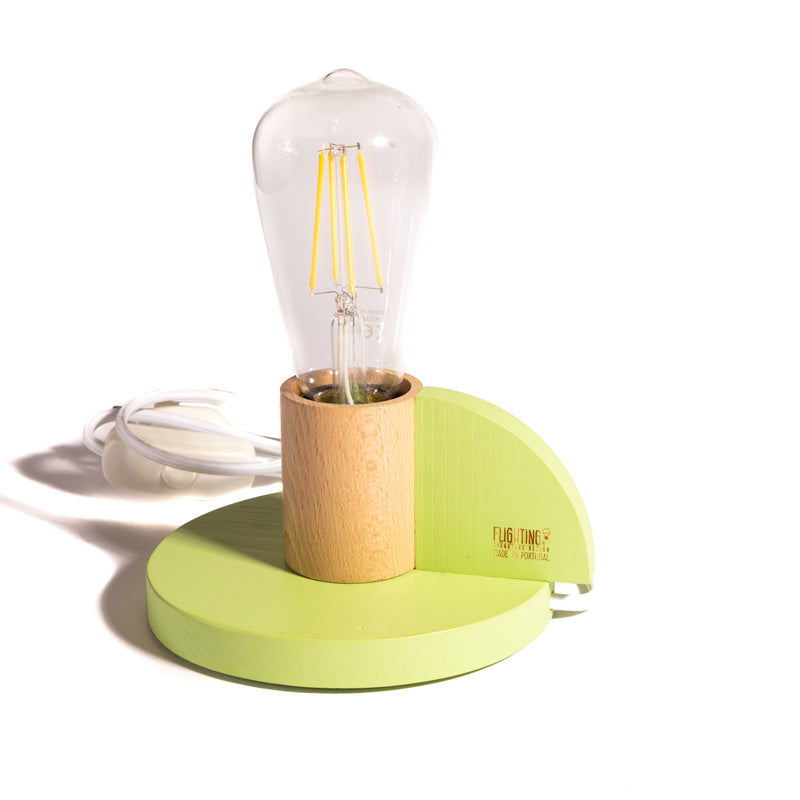 candeeiro artesanal de madeira em forma de castiçal com lâmpada LED