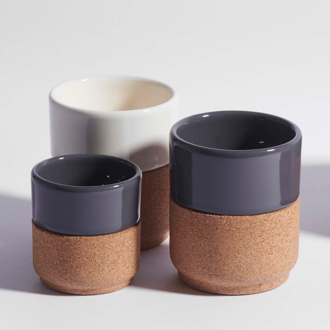 copo para café em cerâmica com base em cortiça da marca Alma Gémea da Amorim