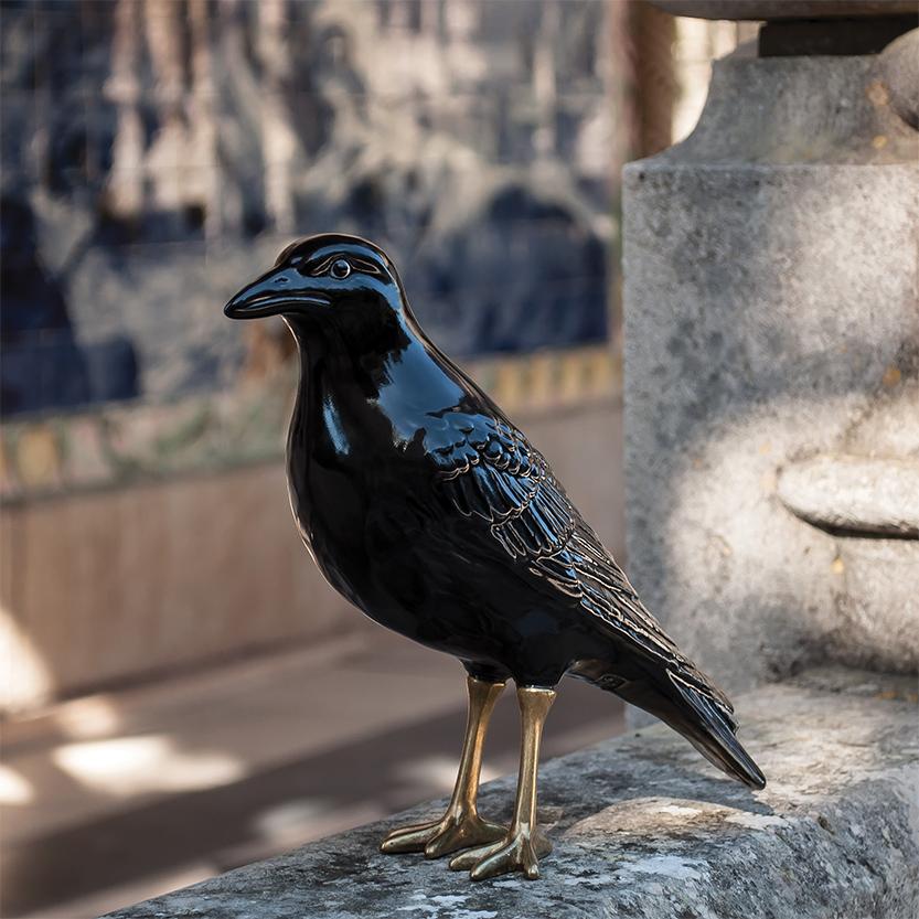 corvo preto em cerâmica com patas douradas da marca Laboratório de estórias