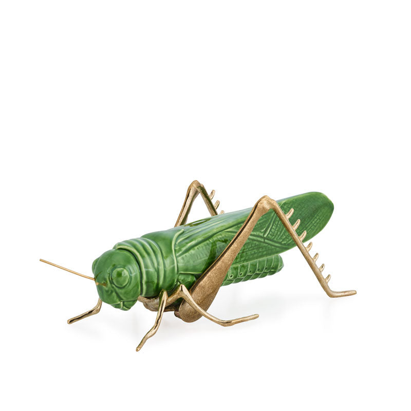 gafanhoto verde em cerâmica com patas em latão natural da marca laboratório de estórias