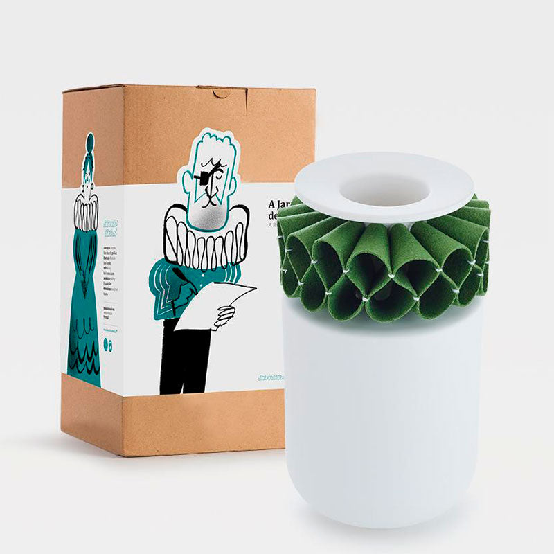 jarra de cerâmica inspirada nos rufos do Camões da marca laboratório de estórias  Edit alt text