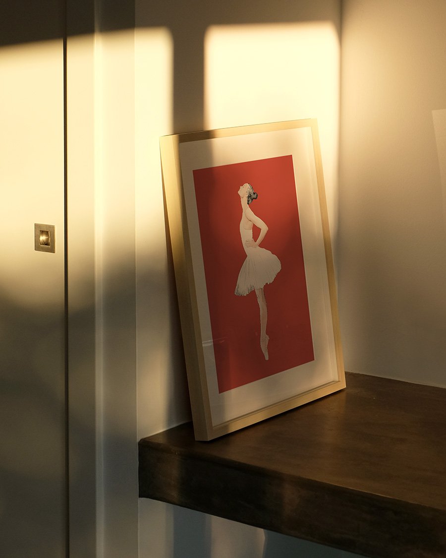 sombras de final de dia numa ilustração de uma bailarina em fundo vermelho