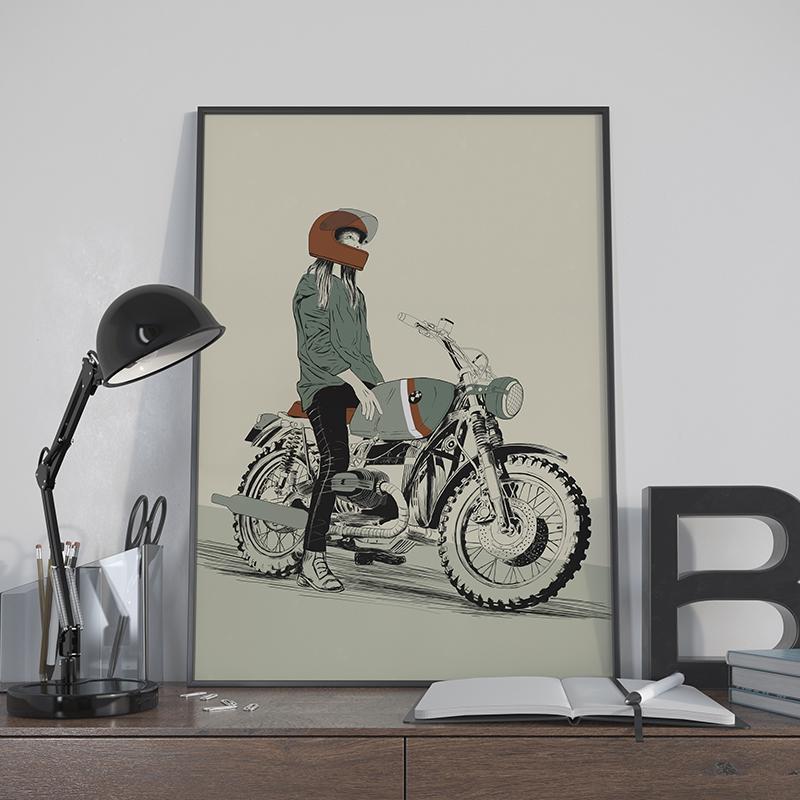 decoração vintage com ilustração de mulher sentada em cima de uma moto BMW clássica