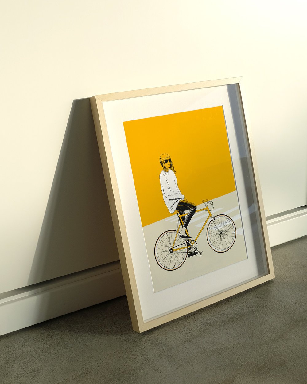 ilustração de mulher a andar de bicicleta amarela