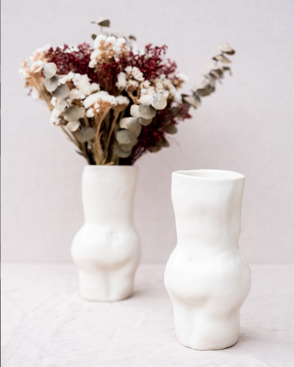 vaso cerâmica que representa o corpo da mulher