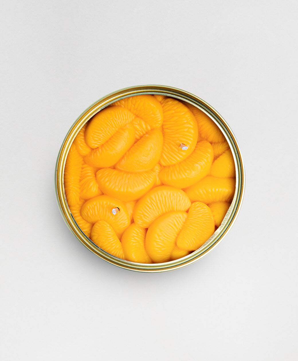 vela vegetal numa lata de conserva com aspecto e aroma a tangerina