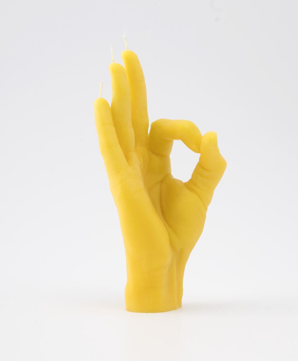 vela em formato de mão amarela com gesto de OK