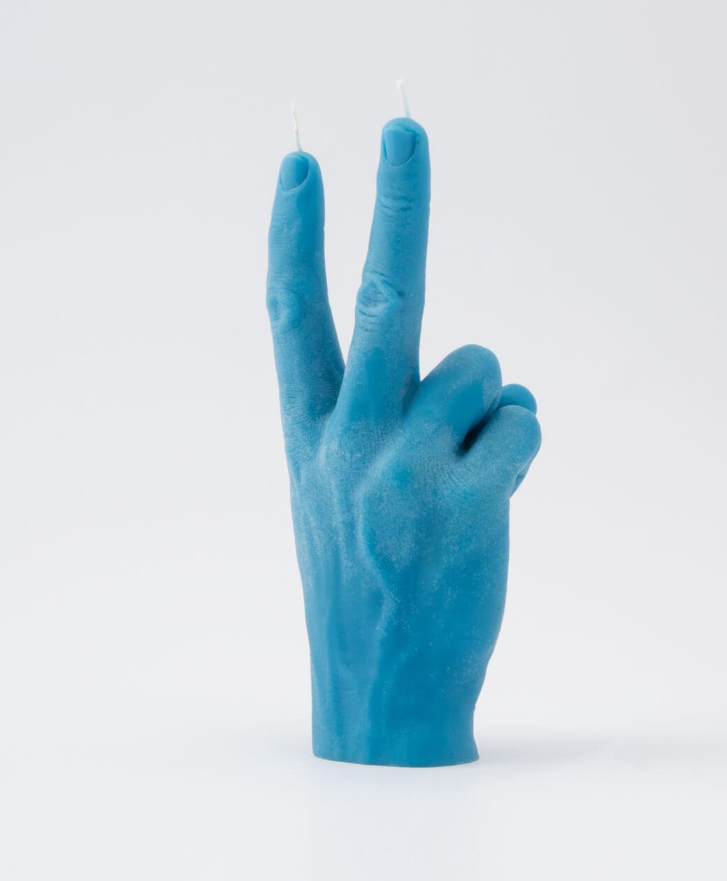 vela em formato de mão azul com gesto de vitória e paz