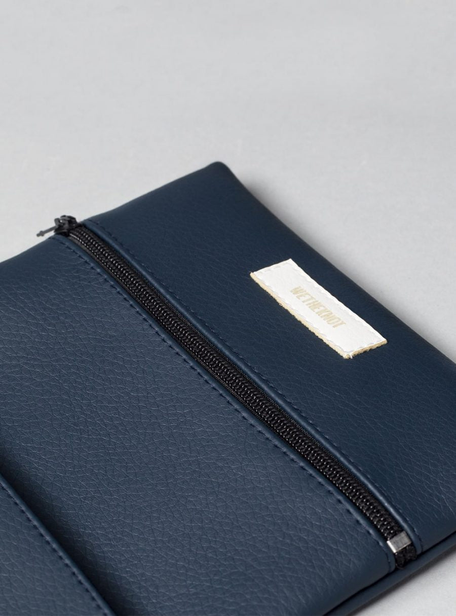 carteira azul com elástico em pele vegetal da marca wetheknot