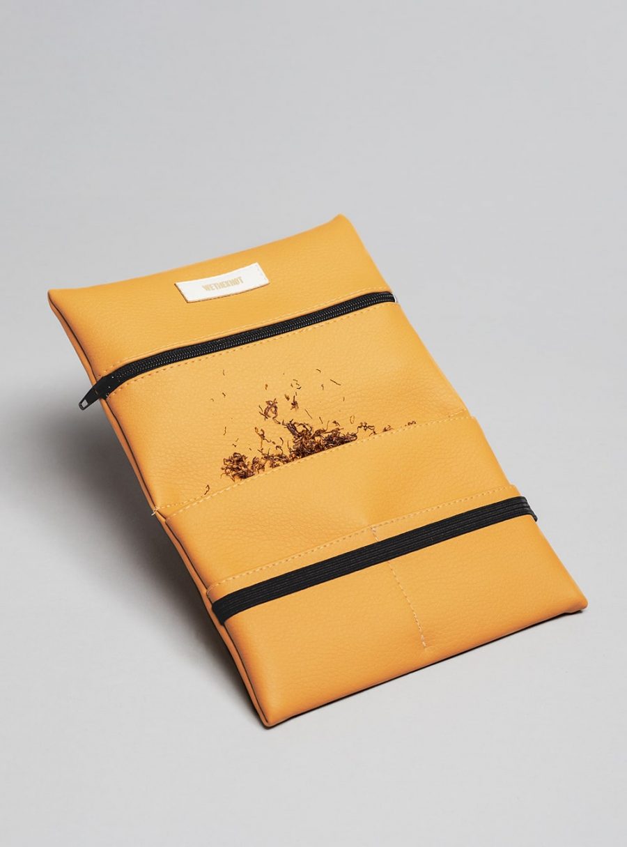carteira amarela com elástico em pele vegetal da marca wetheknot