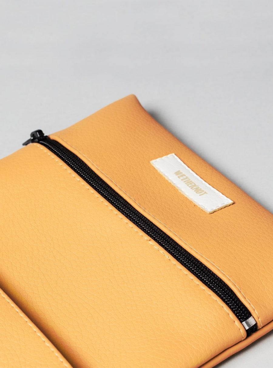 carteira amarela com elástico em pele vegetal da marca wetheknot